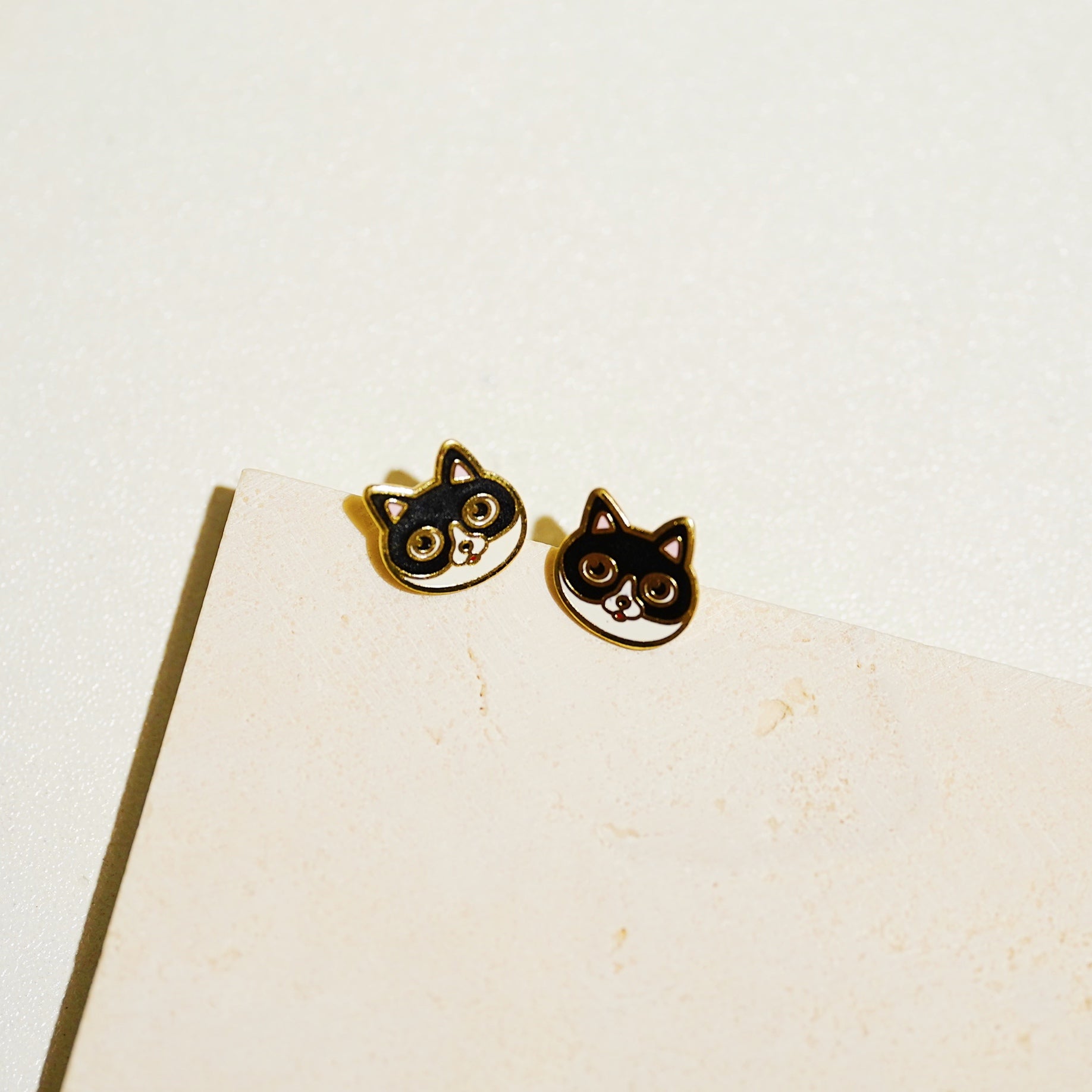 Little Oh - Stud Earrings (Tuxedo Cat)